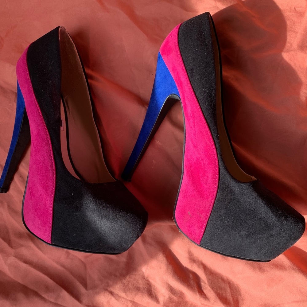 Black, pink and blue pump!